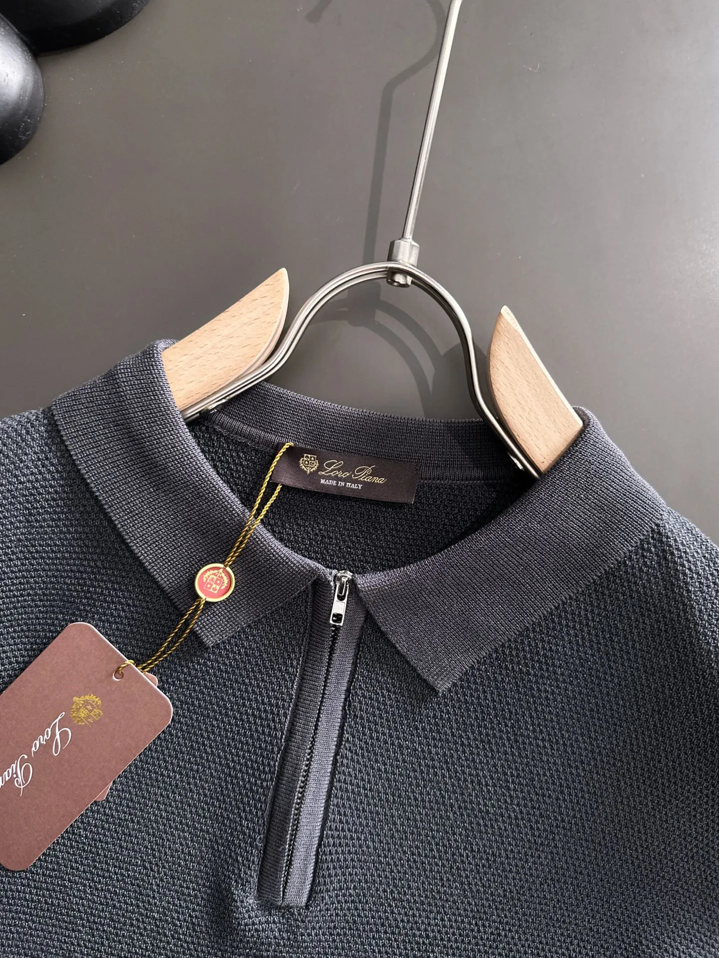 Next day shipment LP high quality Loro Piana 26ss New Arrival men's short-sleeved T-shirt Made of combed cotton yarn knitted cotton fabric, no pressure when entering and exiting the counter Exclusive control of raw materials It feels substantial when weighed, and the upper body is more textured than ordinary T-shirts. This texture can cope with the weather easily and is suitable for both hot and cold! Loose fit design, looks noble. The only correct version is available Size: M to XXXL
